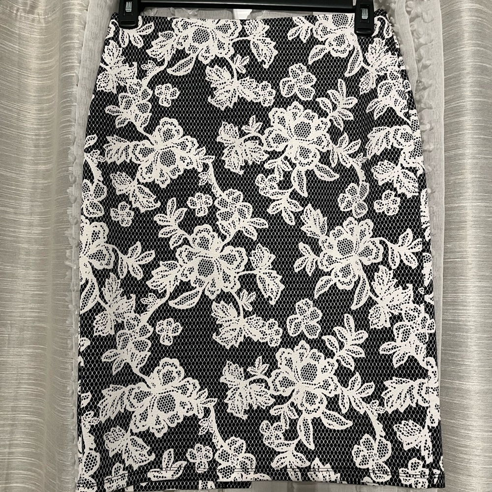 NYCC black & white mid length pencil skirt